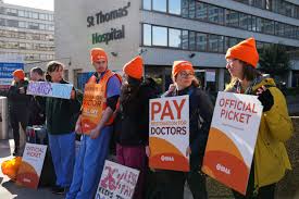 Senior doctors in England accept new pay offer and end strikes