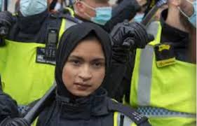 Police oficer in racist tweets storm.