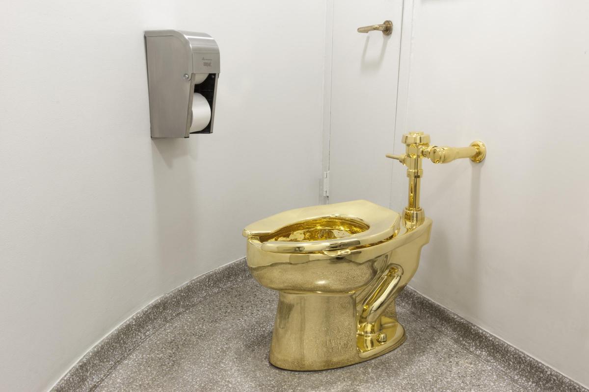 Gold toilet thieves on trial.